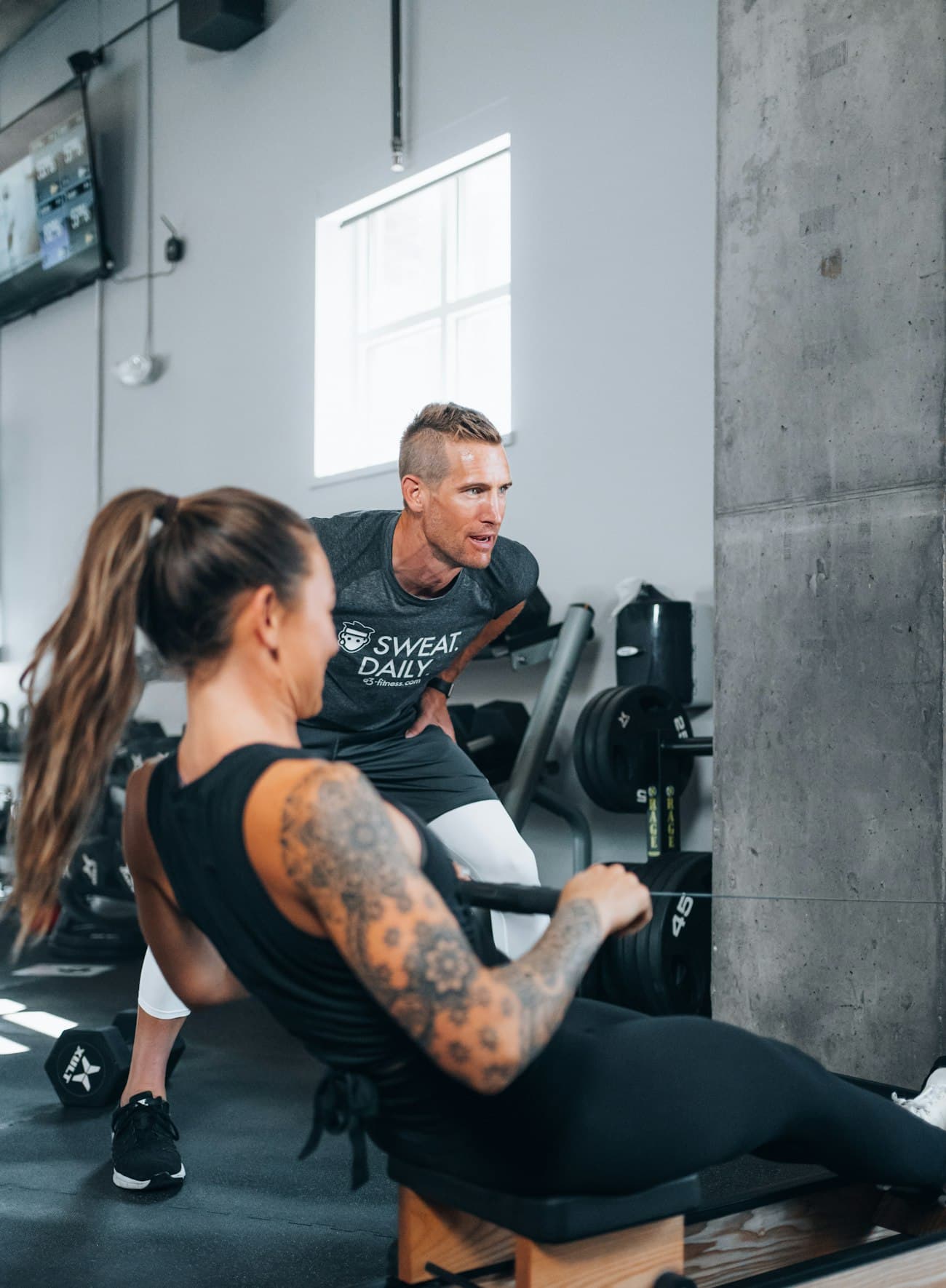 Personal trainer orientando a execução de um exercício